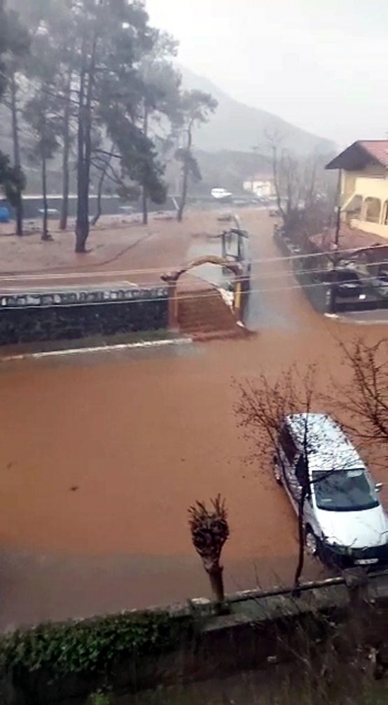 Marmaris'te sağanak: Dereler taştı, yollar kapandı