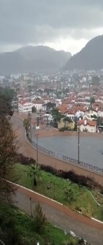 Marmaris'te sağanak: Dereler taştı, yollar kapandı