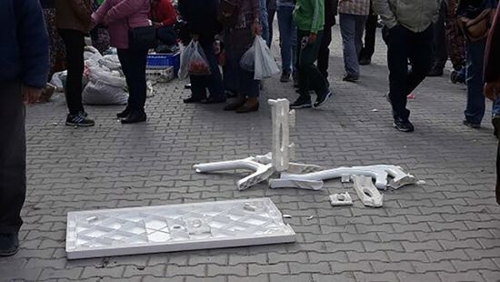 Yolda yürürken üzerlerine masa düştü