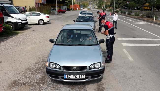Maskesiz sürücüden ilginç savunma: Aynı aileden olduğumuz için takmadık