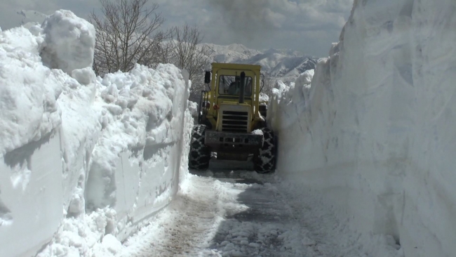 Mayıs ayında kardan kapanan yolları açmaya çalışıyorlar