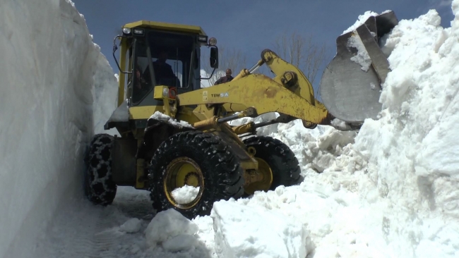 Mayıs ayında kardan kapanan yolları açmaya çalışıyorlar