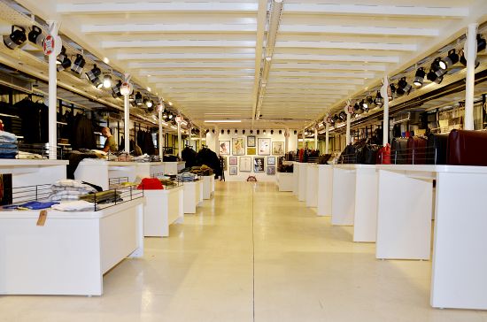 Dünyanın 'ilk' yüzen mağazası açıldı