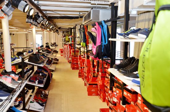 Dünyanın 'ilk' yüzen mağazası açıldı