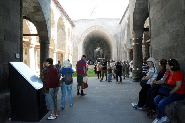 Çifte Minareli Medrese'de ziyaretçi yoğunluğu