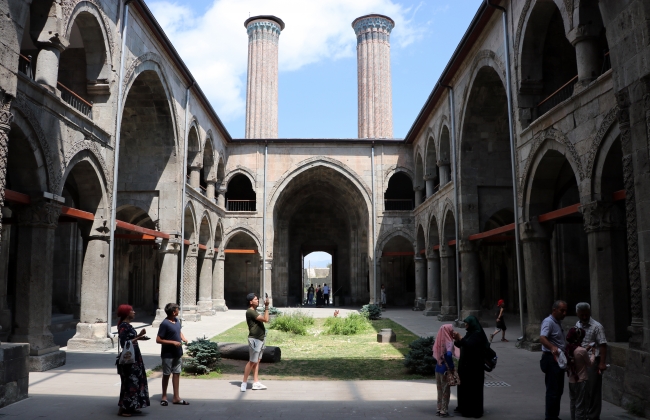 Çifte Minareli Medrese'ye turistler ilgi gösteriyor