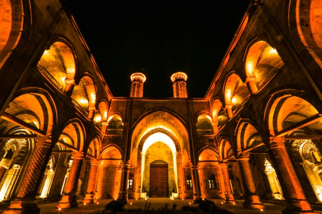 Çifte Minareli Medrese'ye turistler ilgi gösteriyor