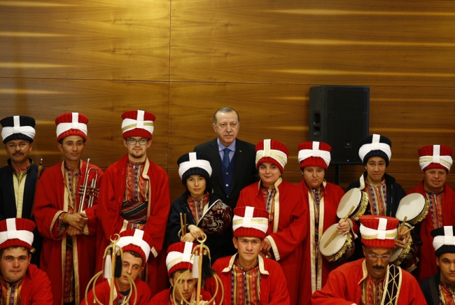Cumhurbaşkanı Erdoğan, görme engelli ressam Armağan'ın sergisini gezdi