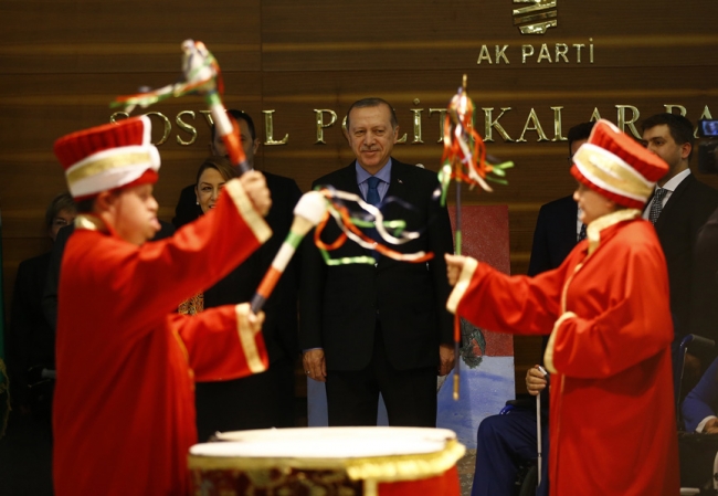 Cumhurbaşkanı Erdoğan, görme engelli ressam Armağan'ın sergisini gezdi