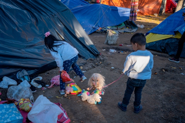 Göç, çocukları da ailelerinden arıyor. Meksika sınırındaki geçici kamplarda yaşayan bu çocuklar, gözaltında olmadıkları için ''şanslı'' görülüyor. Fotoğraf: Getty