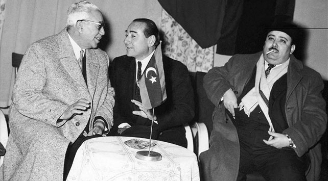 Başbakan Adnan Menderes, 7 Şubat 1957’deki Libya ziyaretinde, Başbakan Mustafa Bin Halim ve Kraliyet Divanı Başkanı Dr. Busayri ile görülüyor.