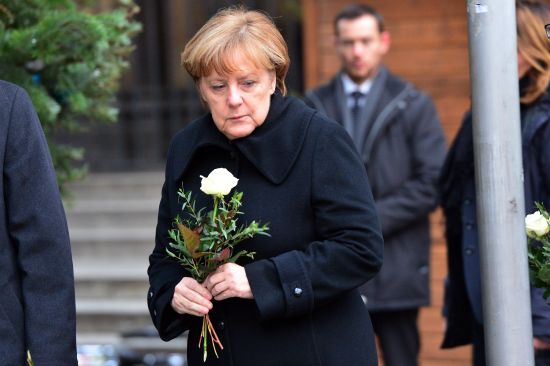 Merkel, Berlin'de 12 kişinin öldüğü alana beyaz gül bıraktı