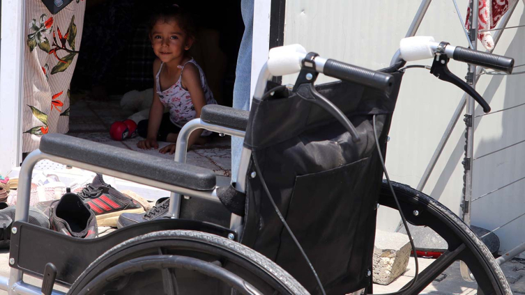 Yeni tekerlekli sandalyesine kavuşan Merve'nin yüzü gülüyor