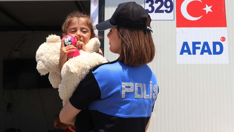 Yeni tekerlekli sandalyesine kavuşan Merve'nin yüzü gülüyor