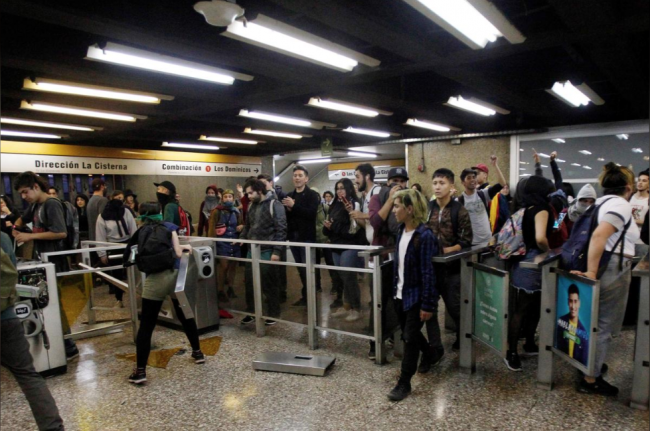 Şili'deki protestolar metro istasyonlarından başladı.