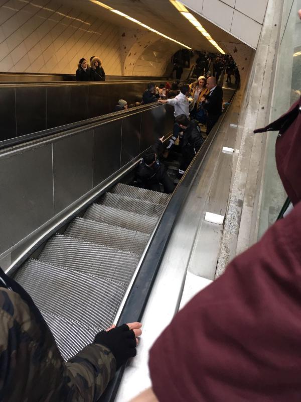 Maslak metrosunda yürüyen merdiven çöktü