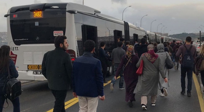 İstanbul'da metrobüs arızası seferleri aksattı
