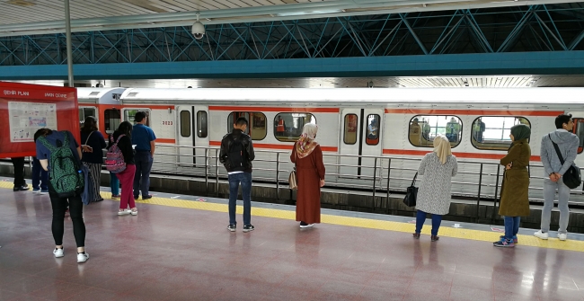 Ankara'da metronun önüne atlayan kişi hayatını kaybetti
