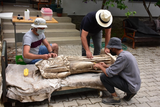 Metropolis Antik Kenti'nde 1800 yıllık heykel bulundu