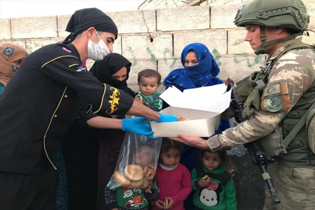 Mehmetçik Tel Abyad ve Rasulayn'da kandil simidi dağıttı