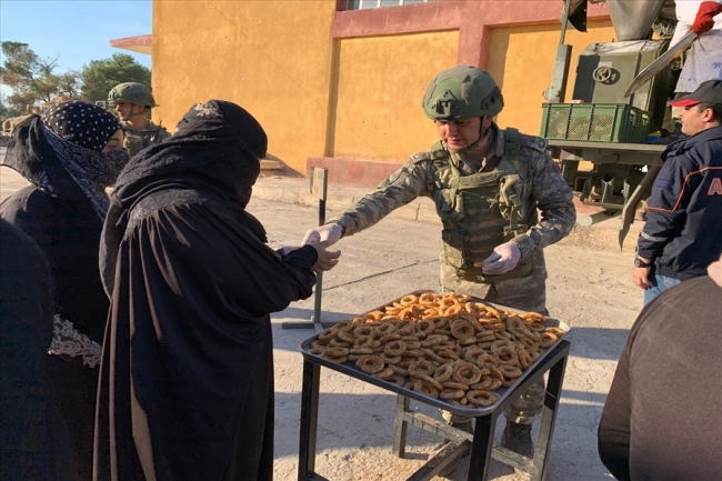 Mehmetçik Tel Abyad ve Rasulayn'da kandil simidi dağıttı