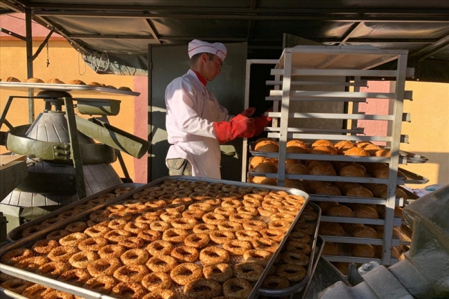 Mehmetçik Tel Abyad ve Rasulayn'da kandil simidi dağıttı