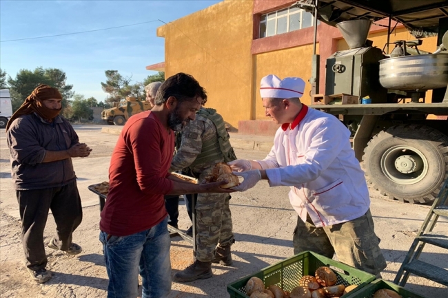 Mehmetçik Tel Abyad ve Rasulayn'da kandil simidi dağıttı