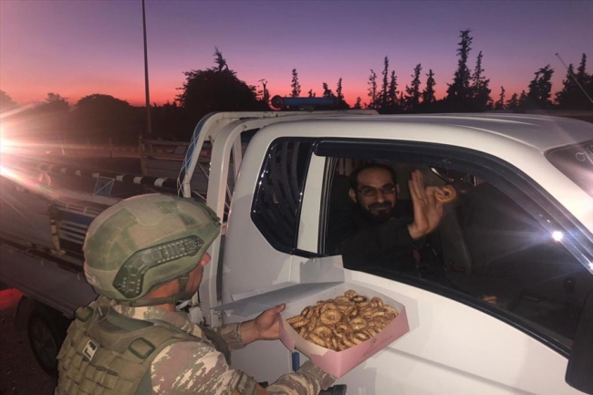 Mehmetçik Tel Abyad ve Rasulayn'da kandil simidi dağıttı