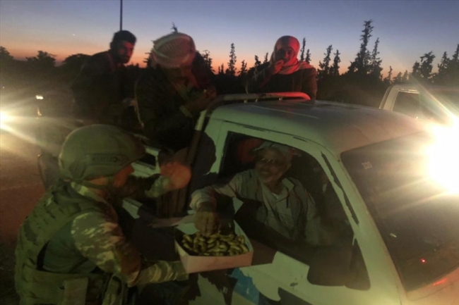 Mehmetçik Tel Abyad ve Rasulayn'da kandil simidi dağıttı