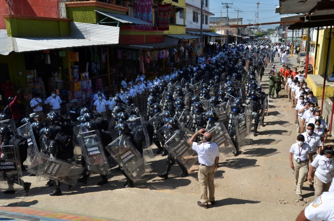 Meksika Ulusal Muhafızları, göçmenlerin geçişini engellemek üzere görev yerlerine gidiyor. | Fotoğraf: Reuters