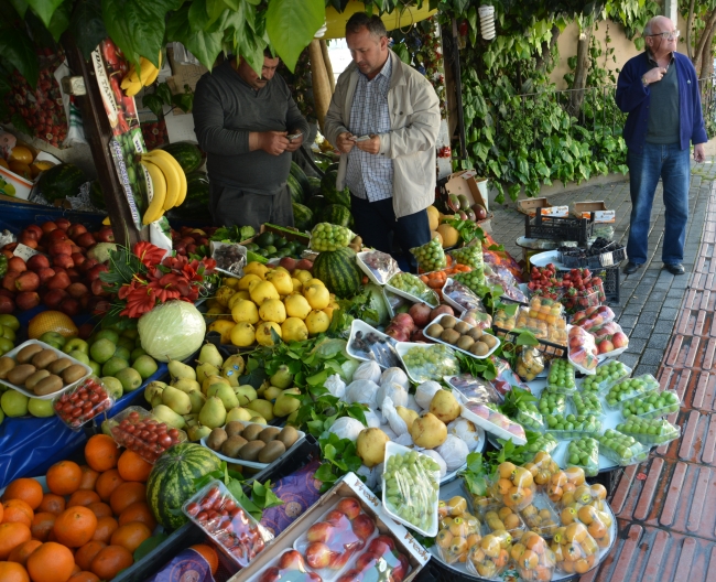 Tezgahlar yaz meyveleriyle rengarenk