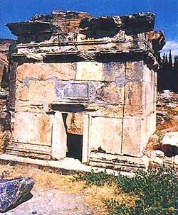 (Tüccar Flavia Zeuxis’in Anıt Mezarı)