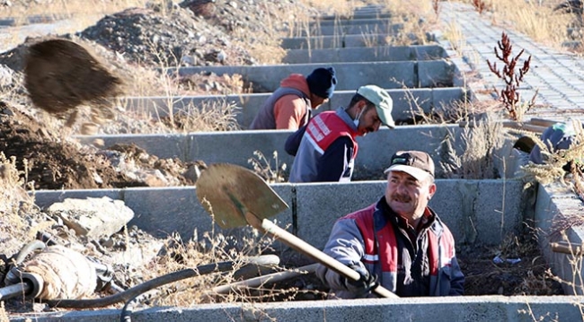 Erzurum'da kış gelmeden mezarlar kazılıyor