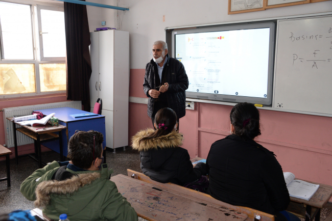 26 eski öğrencisiyle aynı okulda öğretmenlik yapıyor