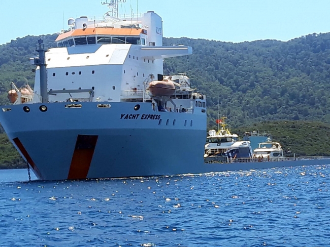 Milyon dolarlık yatlar kargo gemisiyle geldi