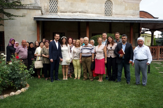 "Minare gölgesinde nikah" geleneği devam ettiriliyor