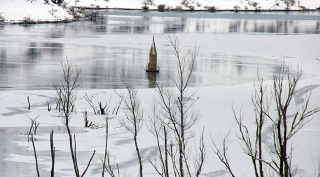 Su seviyesi düşen barajda cami minaresi ortaya çıktı