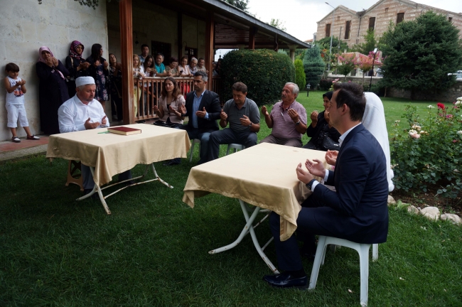 "Minare gölgesinde nikah" geleneği devam ettiriliyor