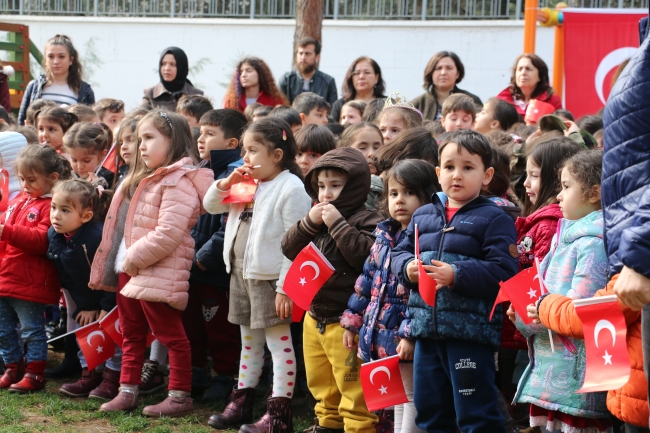 Minik öğrenciler cephedeki babaları için kamera karşısına geçti