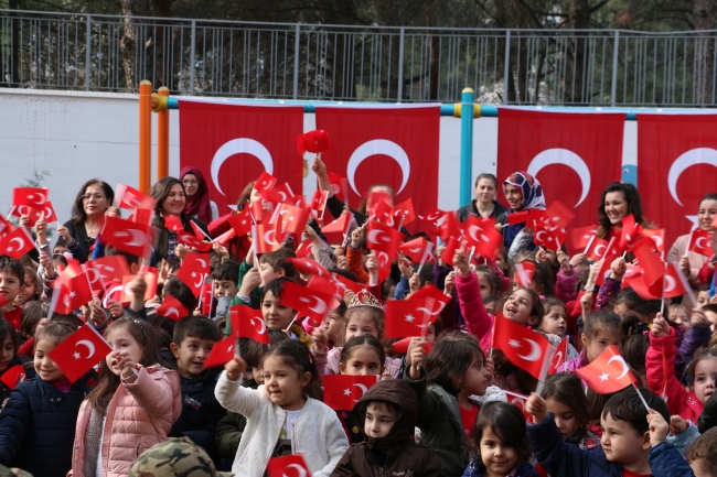 Minik öğrenciler cephedeki babaları için kamera karşısına geçti
