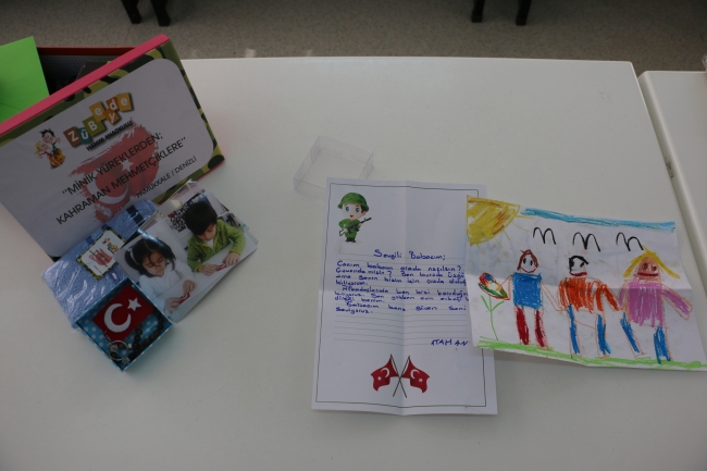 Minik öğrenciler cephedeki babaları için kamera karşısına geçti