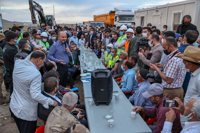 Bakan Soylu'dan Başkale'deki depremzedelere ziyaret