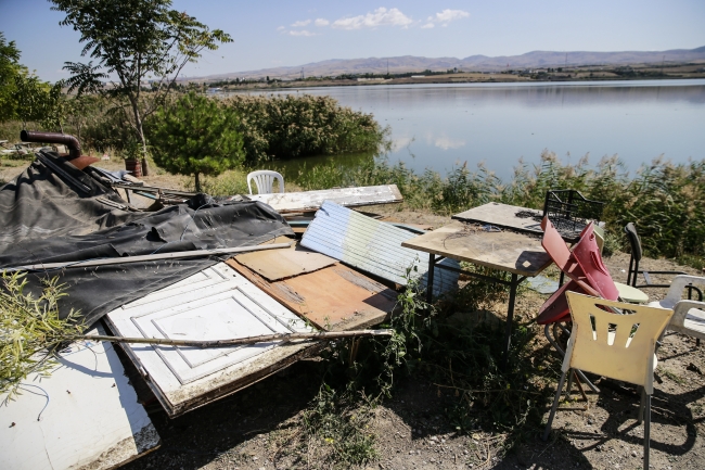 Mogan Gölü'nün çevresindeki kaçak yapılar yıkıldı