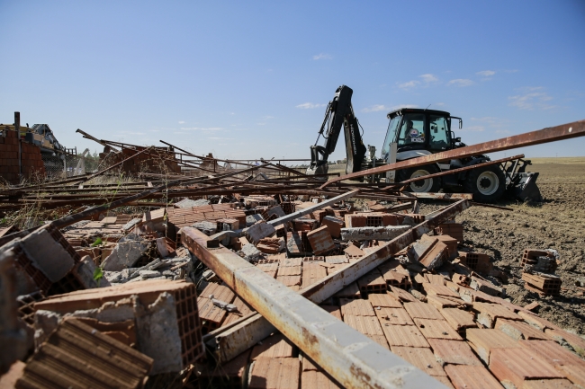 Mogan Gölü'nün çevresindeki kaçak yapılar yıkıldı