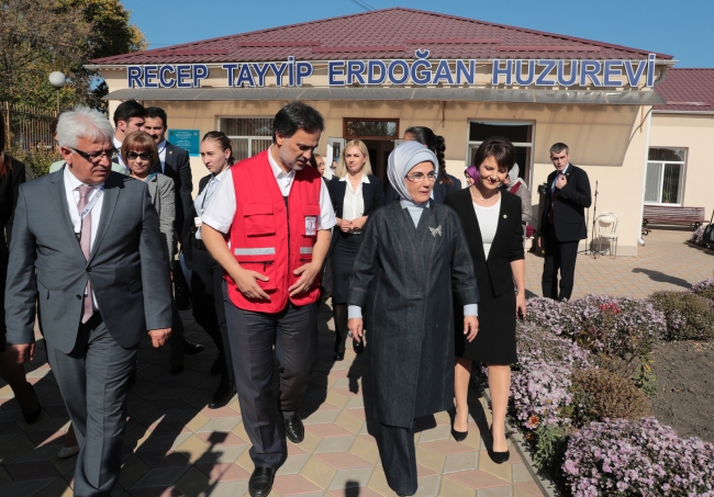 Emine Erdoğan Moldova'da huzurevini ziyaret etti
