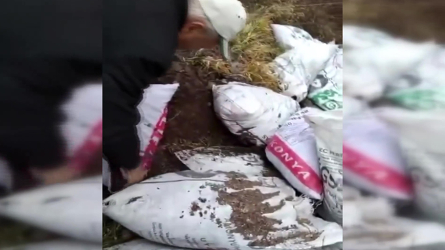 Yol kenarına attıkları 30 çuval molozu geri topladılar