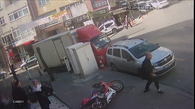 Motosiklet hırsızını üstüne atlayarak engelledi