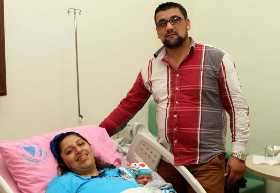 Bakan Ramazanoğlu yeni yılın 'ilk bebeğini' ziyaret etti