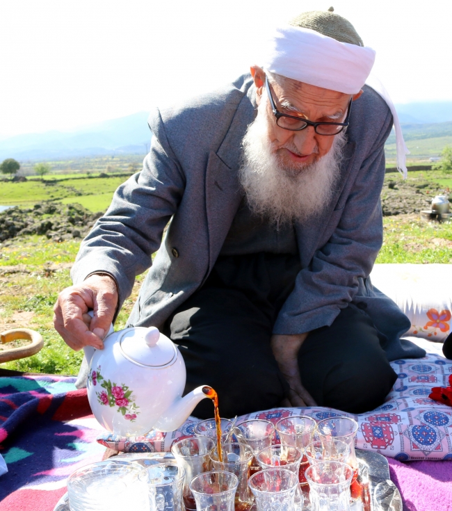 Zeytin Dalı Harekatı kapsamında Afrin'e geçmek için Hatay'a ulaşan askerlere, 85 yaşındaki Muhammet Bulut çay demlemişti. Fotoğraf: AA