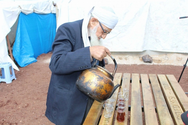 Muhammet dededen Mehmetçiğe çay servisi